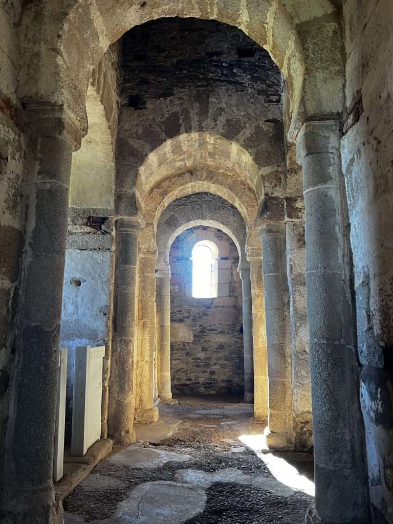 Interior de la basílica de Alcuéscar