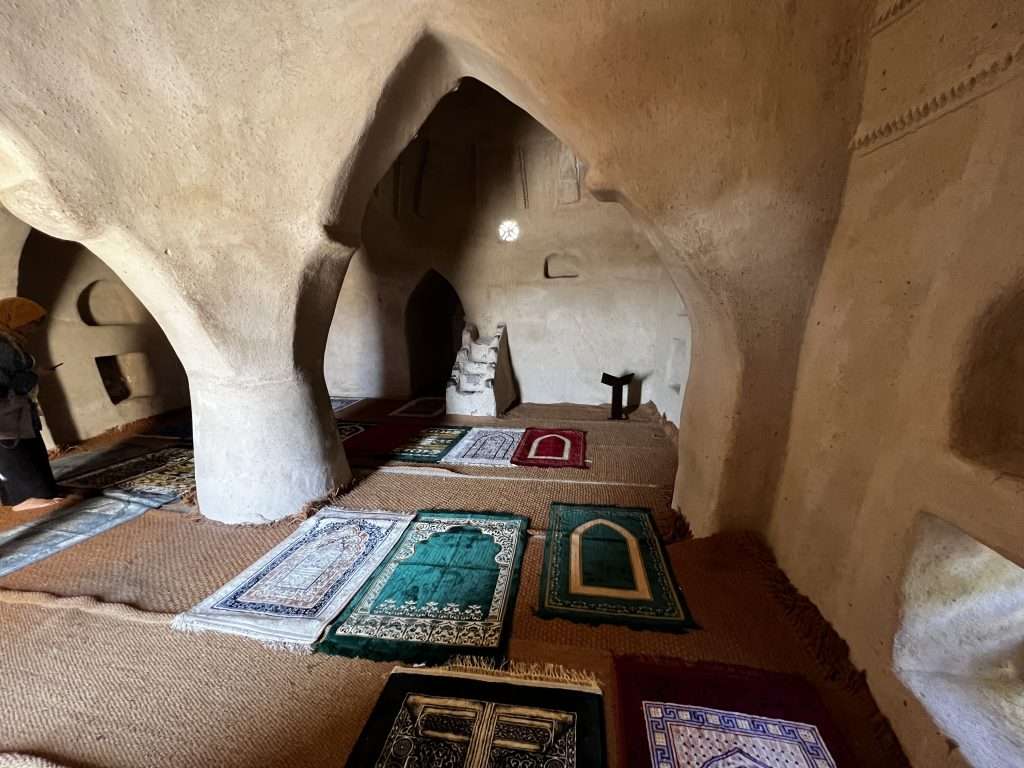 Interior de la mezquita de Al Bayda