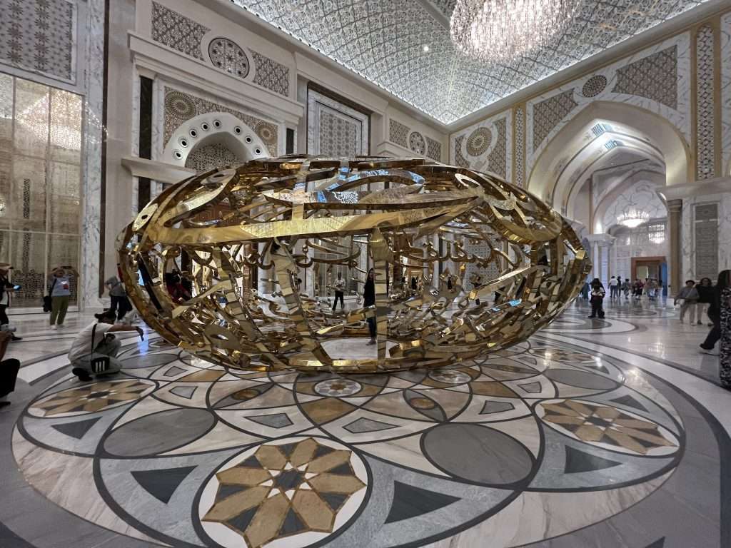Dorado por todas las partes en Qasr Al Watan