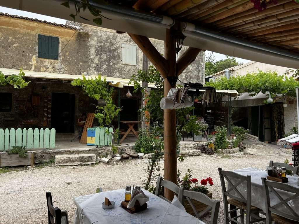taverna donde comer en old perithia corfú en 7 días