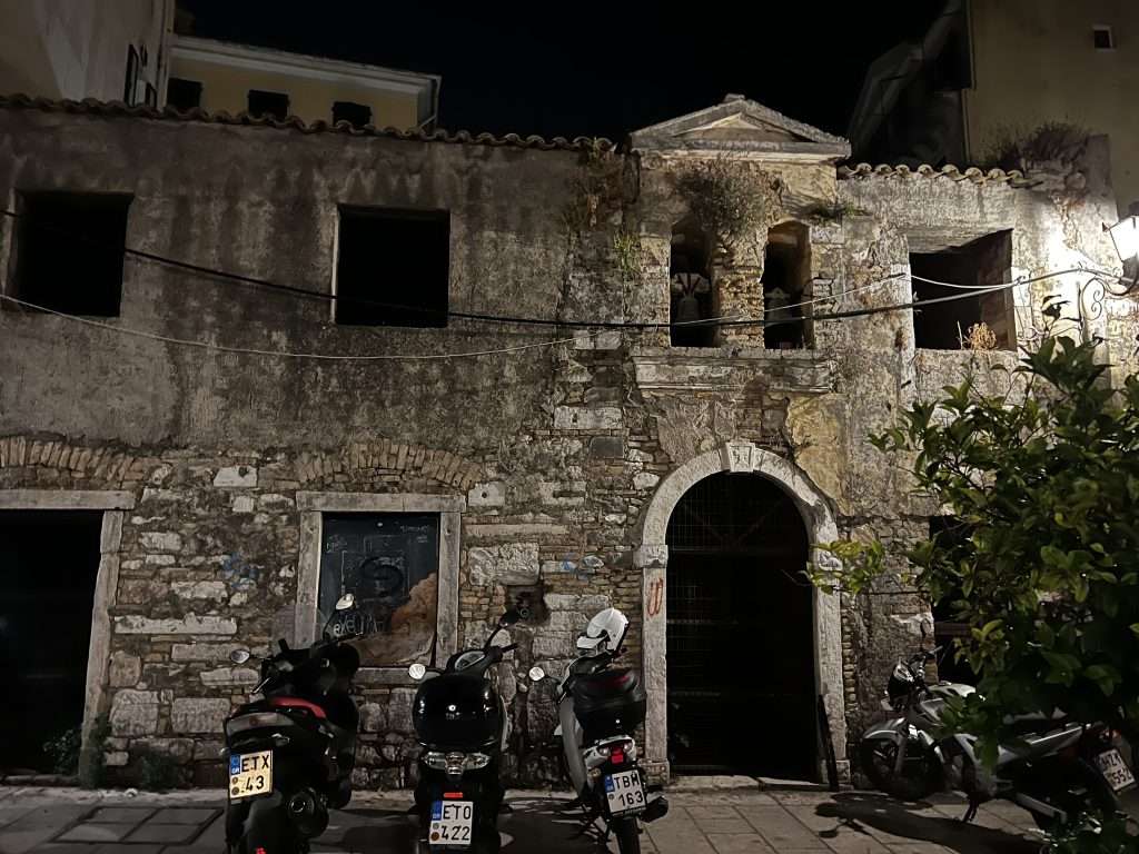 Plaza destruida en los bombardeos Corfú