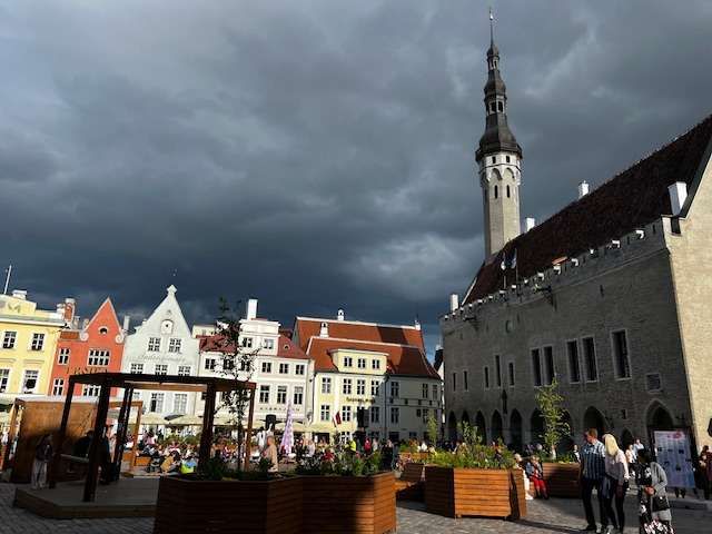 Plaza de Tallinn 10 dias en estonia letonia y lituania merece la pena la tallinn card