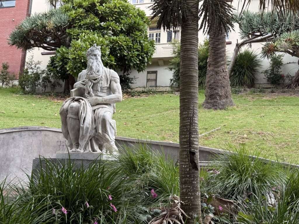 Auckland estatua de moises. Final de nuestra ruta por Nueva Zelanda en 3 semanas.