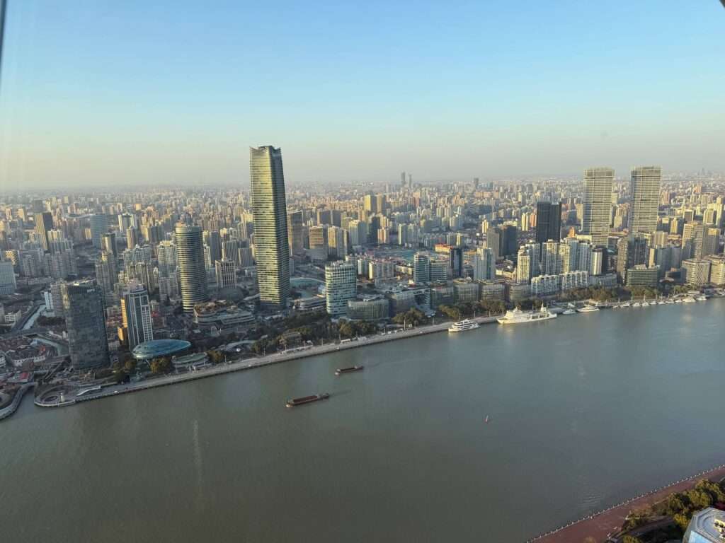 vistas desde lo alto de la Oriental Pearl Tower