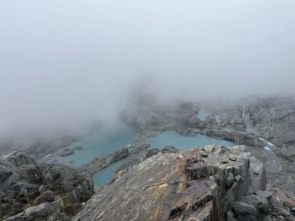 Poca visibilidad subiendo al glaciar del Brewster Hut