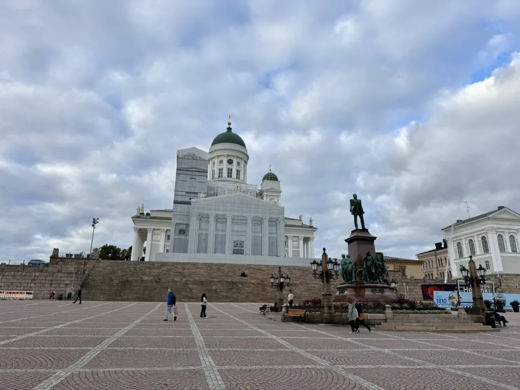 Catedral de Helsinki en la plaza del Senado