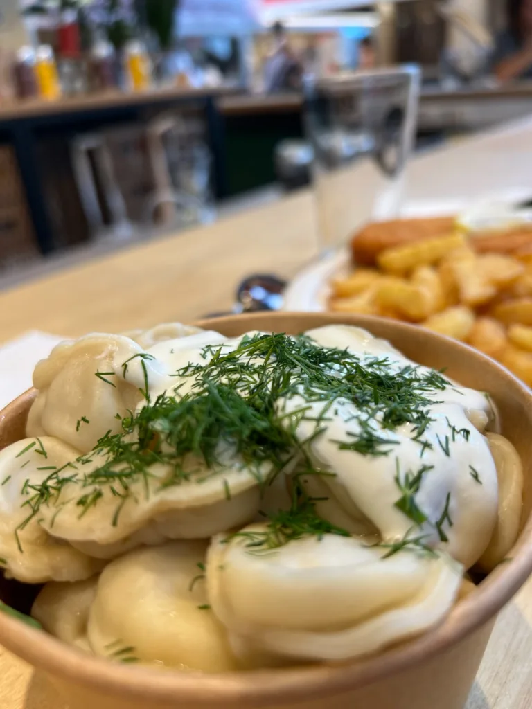 Comer en el mercado central de Riga
