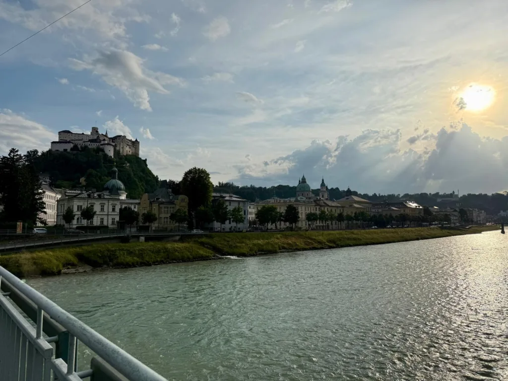 Paseo por el río en Salzburgo